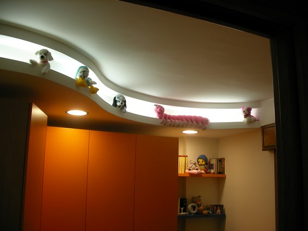 Soffitto in cartongesso con forme curve e illuminazione integrata